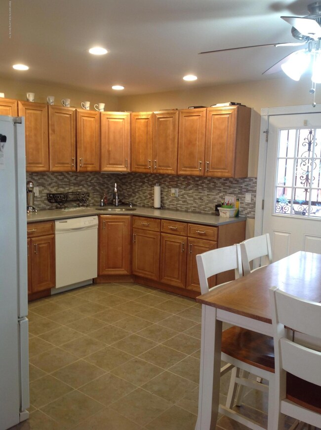 17 Zoe St, Staten Island, NY 10305 - photo 4