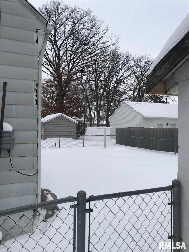 1310 W High St, Davenport, IA 52804 - photo 2