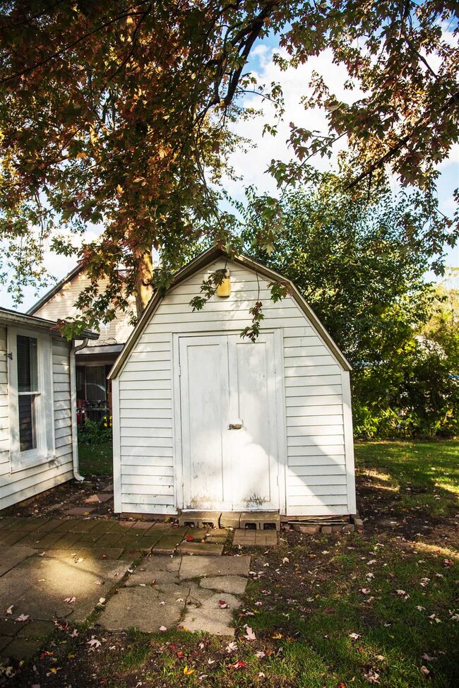 226 E Lake St, Topeka, IN 46571 - photo 3