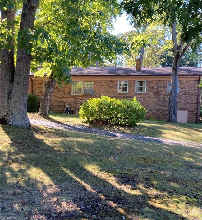 837 Sherwood Ave, Asheboro, NC 27205 - photo 2