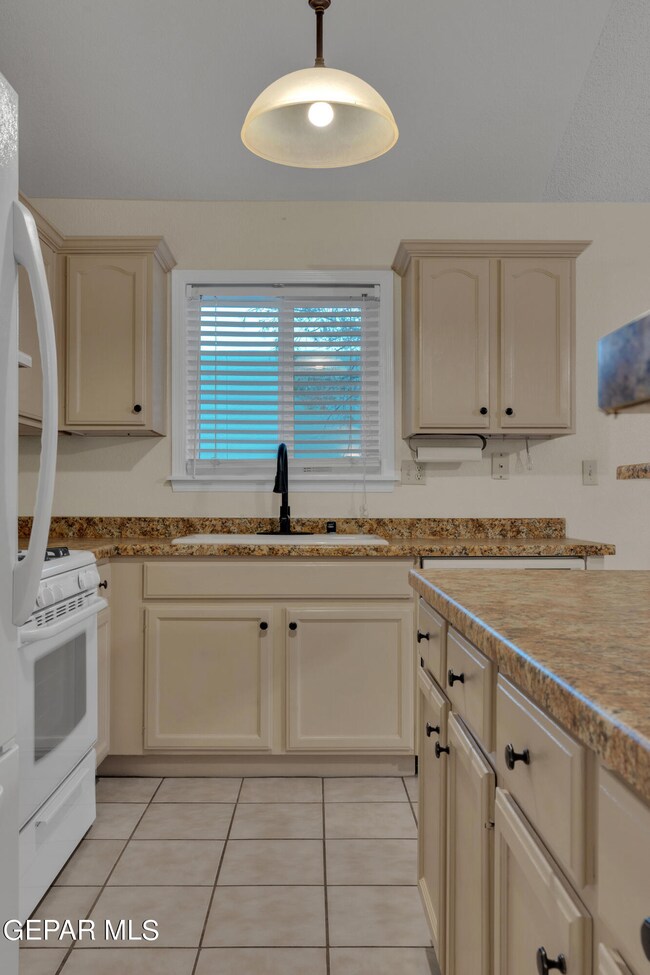 13924 Jeweled Desert Dr, Horizon City, TX 79928 - photo 5