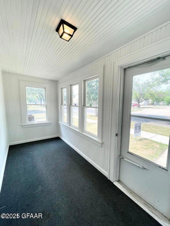 1121 2nd Ave N, Grand Forks, ND 58203 - photo 2