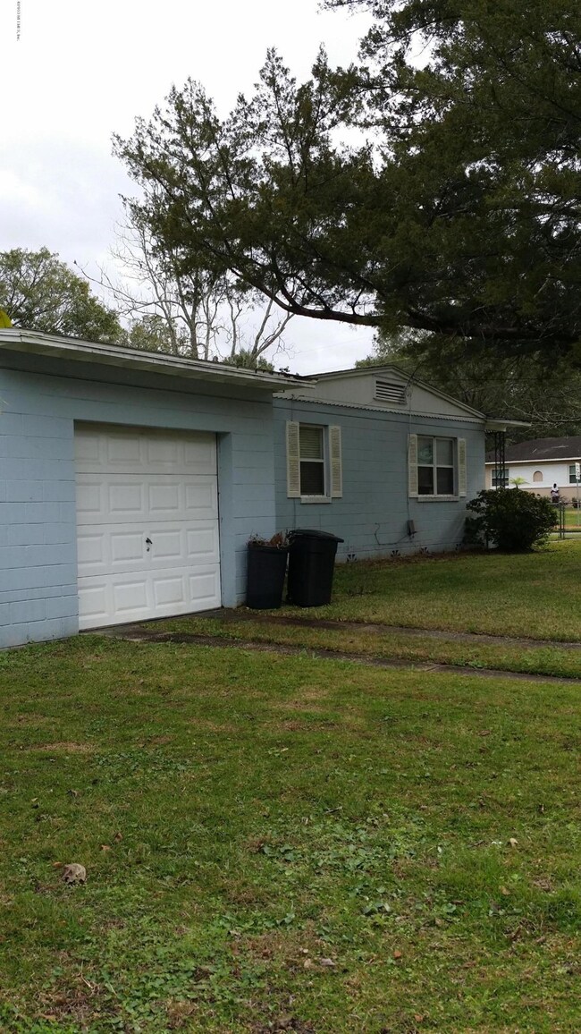 4605 Burgundy Rd N, Jacksonville, FL 32210 - photo 7