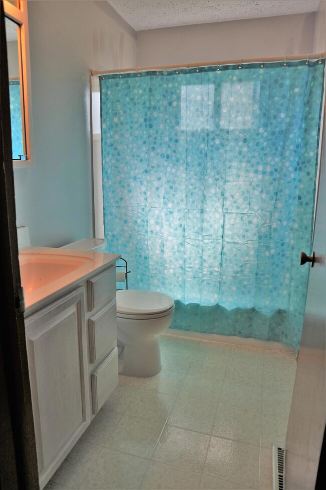 612 Roth Ave, Columbus, OH 43228 - photo 6