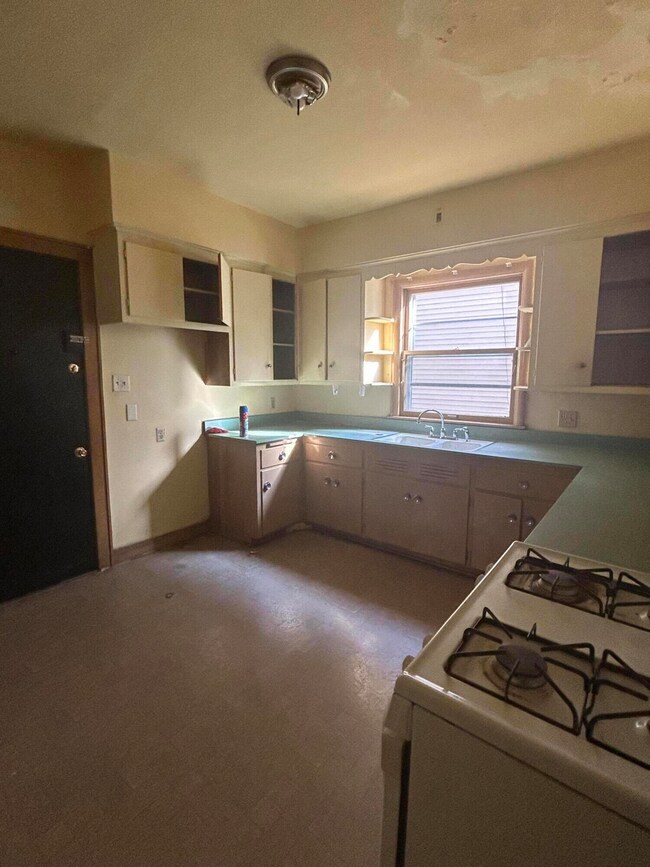 2422 N 40th St unit 2424, Milwaukee, WI 53210 - photo 2