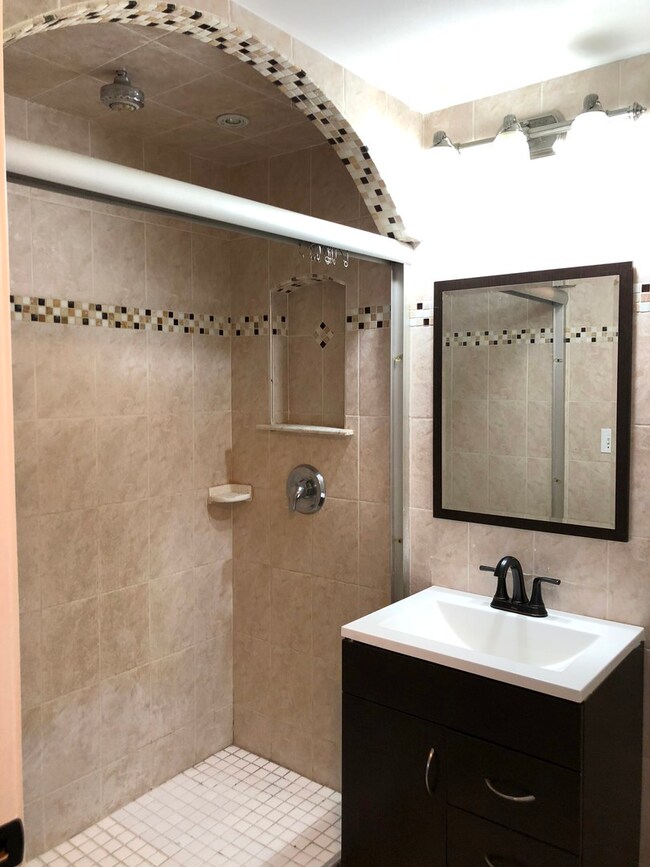 319 Amarillo Dr, Carpentersville, IL 60110 - photo 7