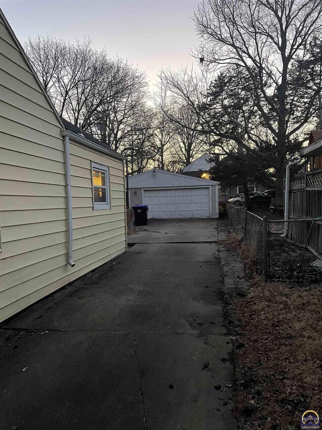 1907 SW Randolph Ave, Topeka, KS 66604 - photo 2