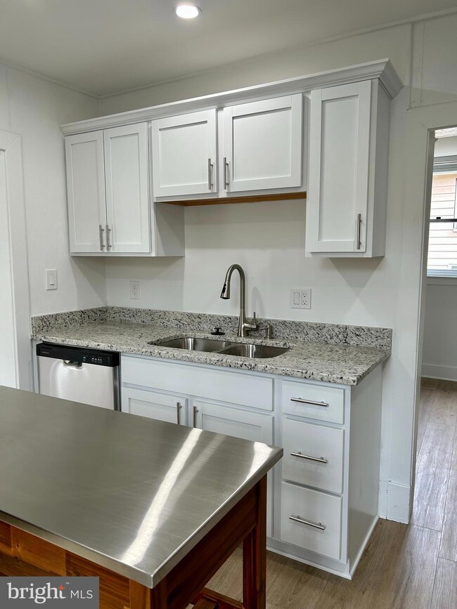 106 Greenwood St, Brunswick, MD 21716 - photo 3