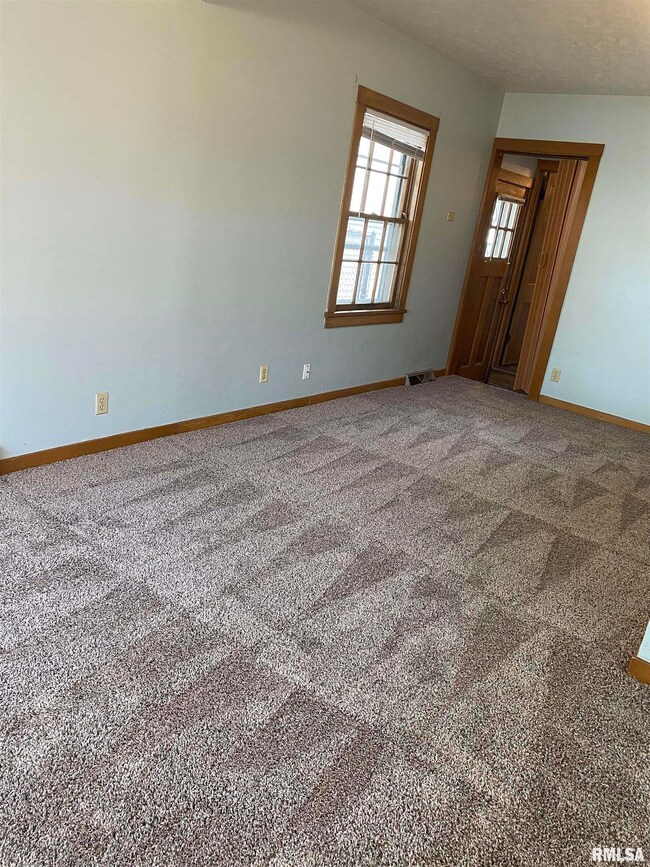 2109 4th St, Moline, IL 61265 - photo 4