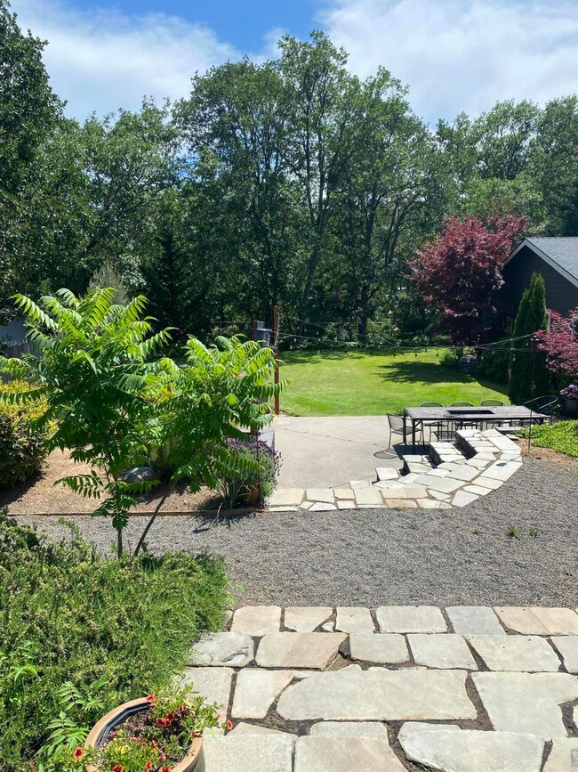 619 3rd St, Rogue River, OR 97537 - photo 3