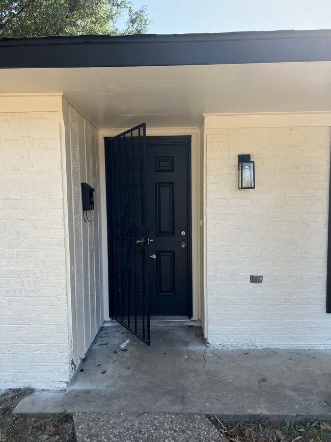 10310 Wicklowe St, Houston, TX 77016 - photo 2