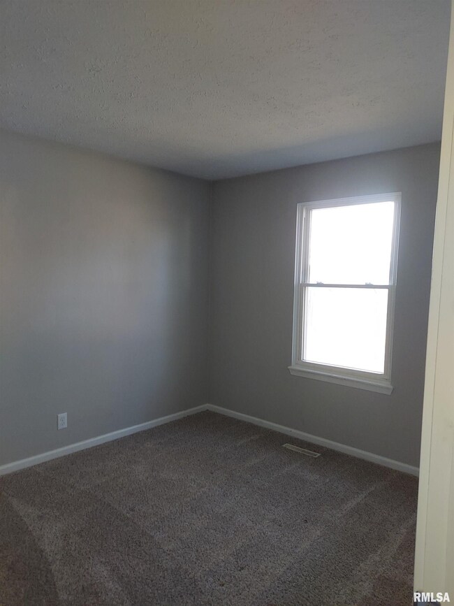 1716 W 58th St, Davenport, IA 52806 - photo 5