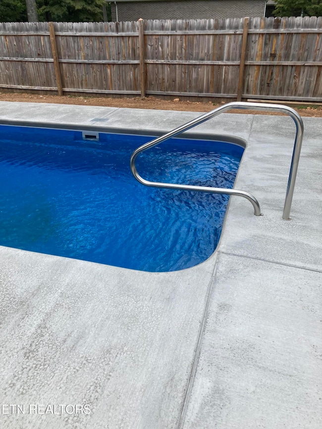 252 Quail Hollow pool handrail end