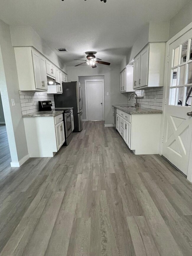 311 Ronald Ave, Bay City, TX 77414 - photo 4