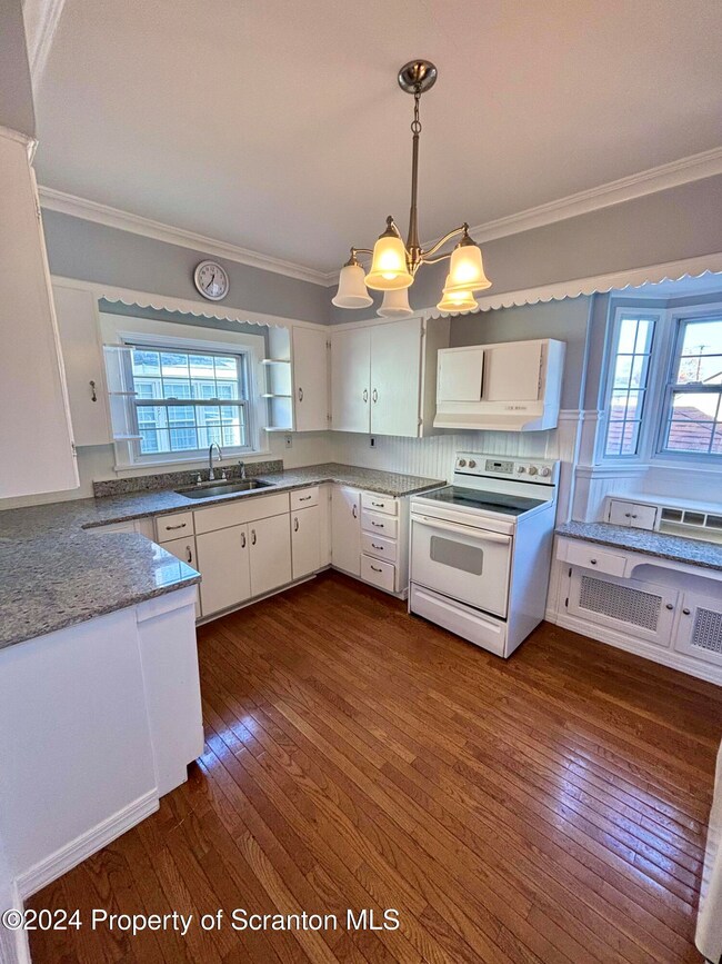 527 E Market St, Scranton, PA 18509 - photo 5