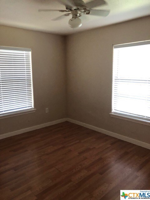 958 E Pine St, Seguin, TX 78155 - photo 5