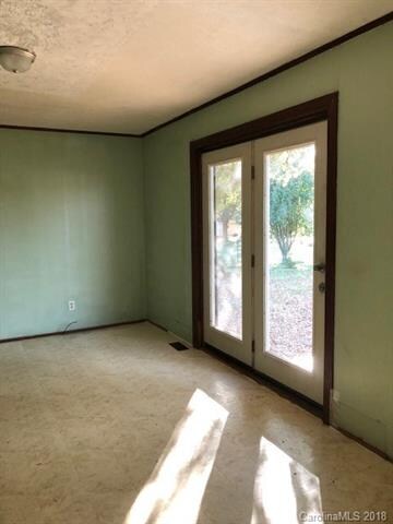 Dining room, door to back.