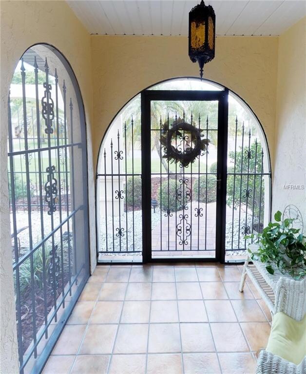 Fully screened entry foyer.