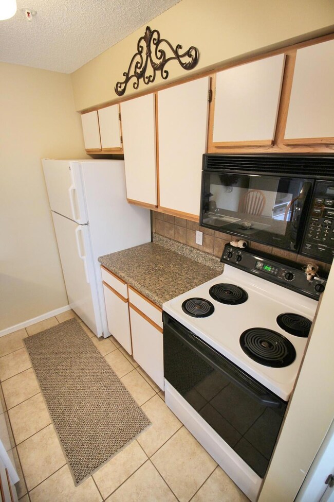 Kitchen Ceremic Tile with Tile Backsplas