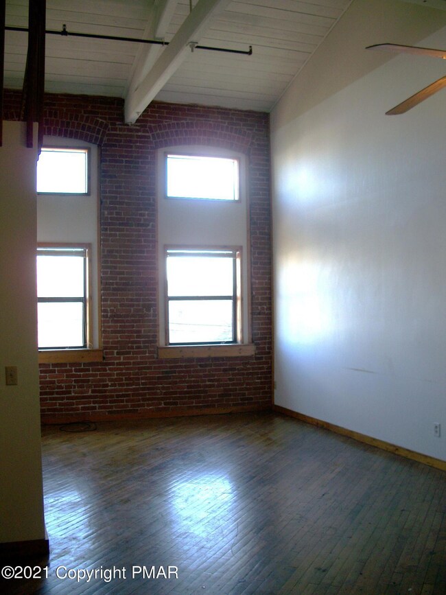 633 Mckinley St unit 203, Hazleton, PA 18201 - photo 2