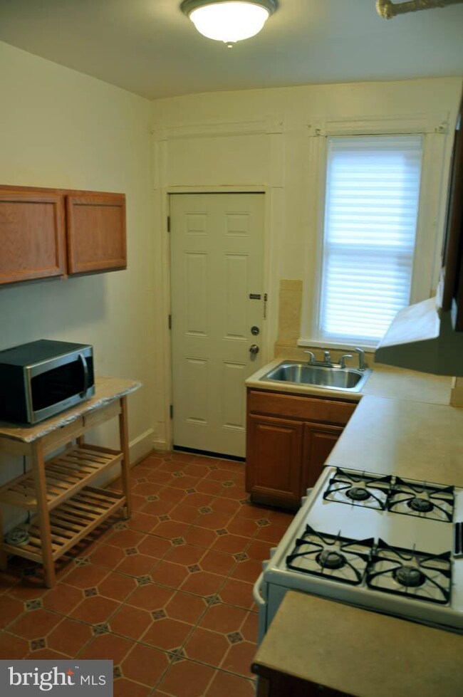 710 Columbia Rd NW, Washington, DC 20001 - photo 3