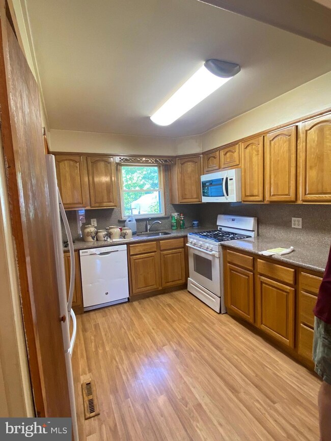 214 Seagull Dr, Egg Harbor Township, NJ 08234 - photo 2