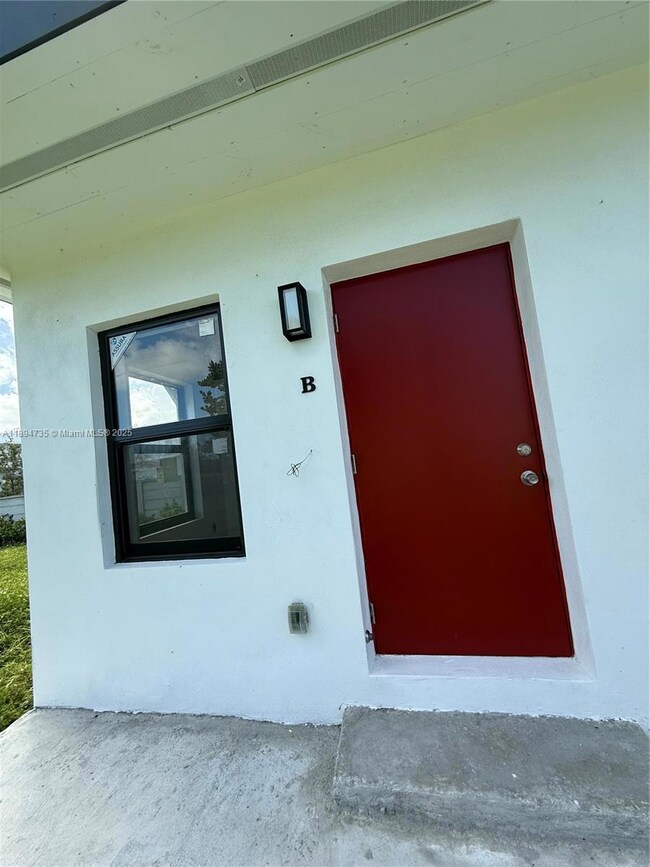 512 NW 2nd Ave unit B, Hallandale Beach, FL 33009 - photo 2