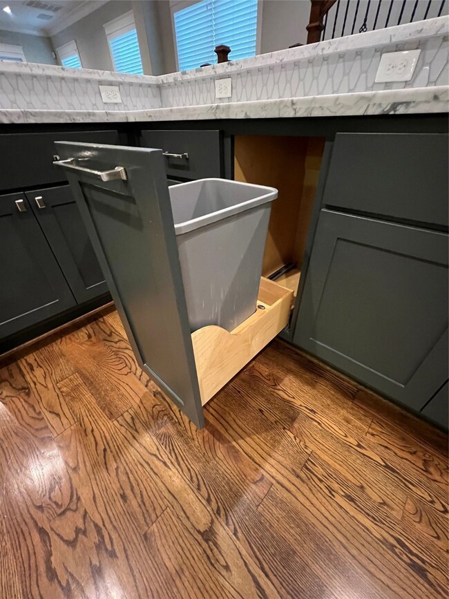 Pull-out trash can to keep it clean.