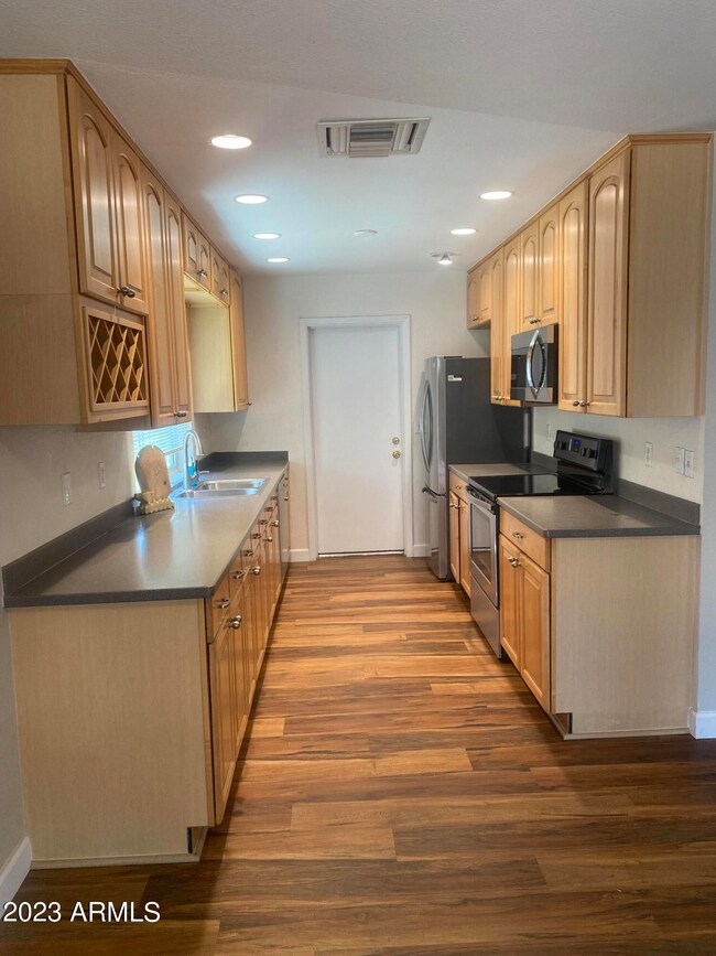 kitchen l