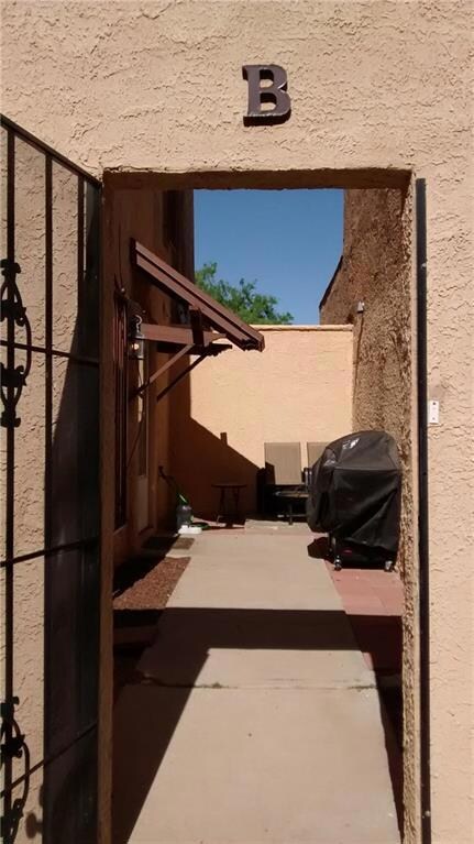10620 Cuatro Vistas Dr unit B, El Paso, TX 79935 - photo 2