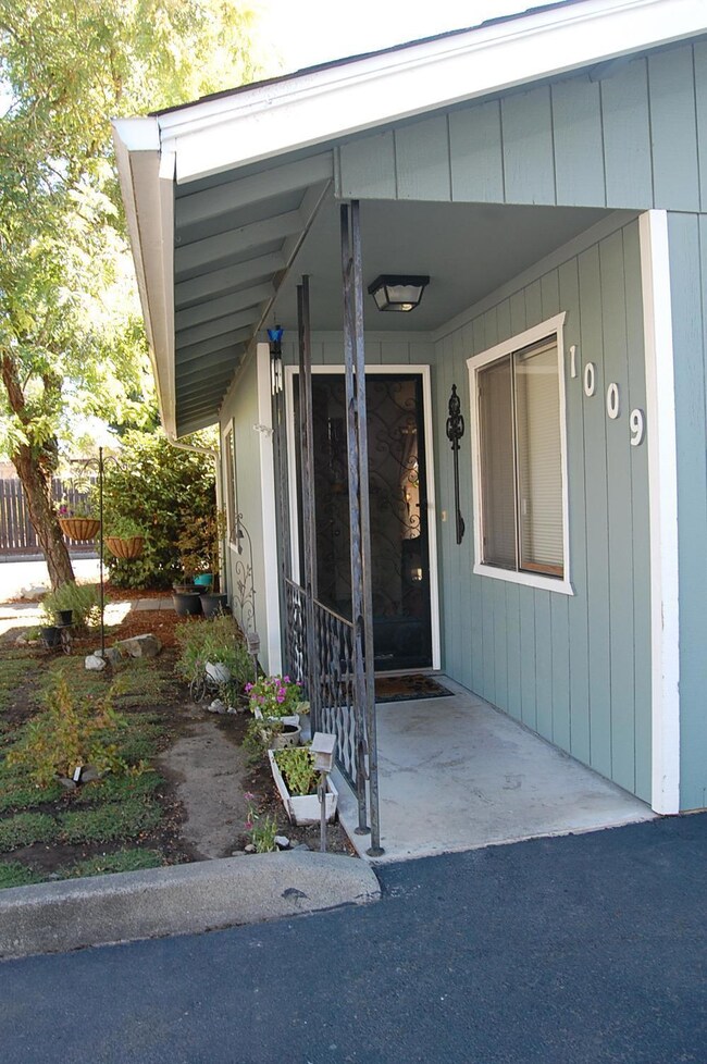 1009 SW Central Ave, Grants Pass, OR 97526 - photo 4