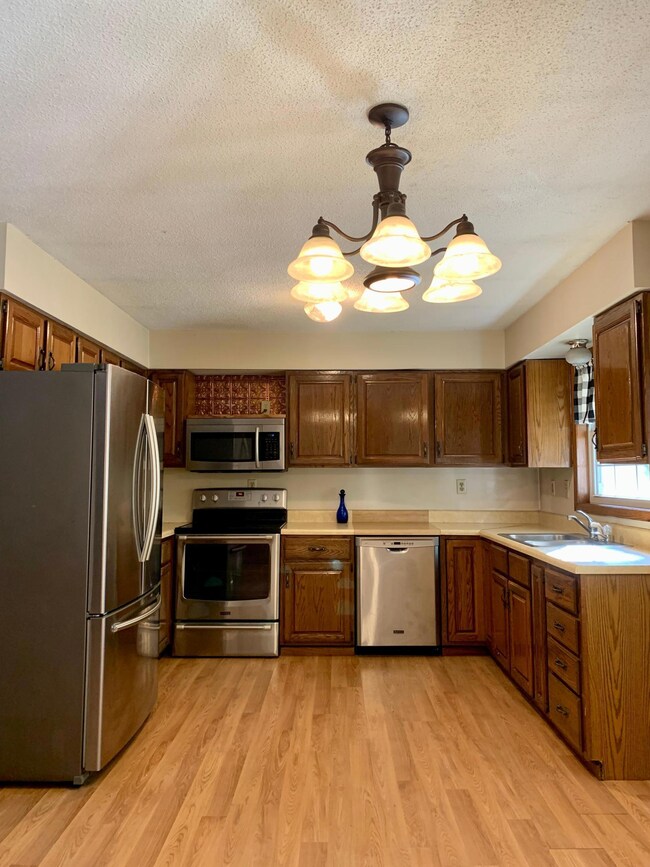 The kitchen has solid wood cupboards throughout!