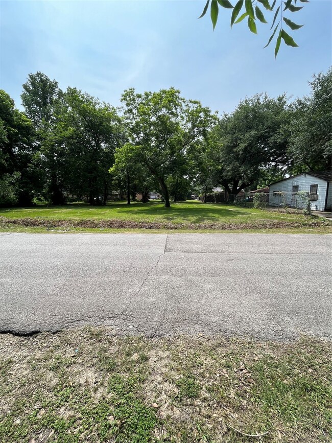 947 Junell St, Houston, TX 77088 - photo 2