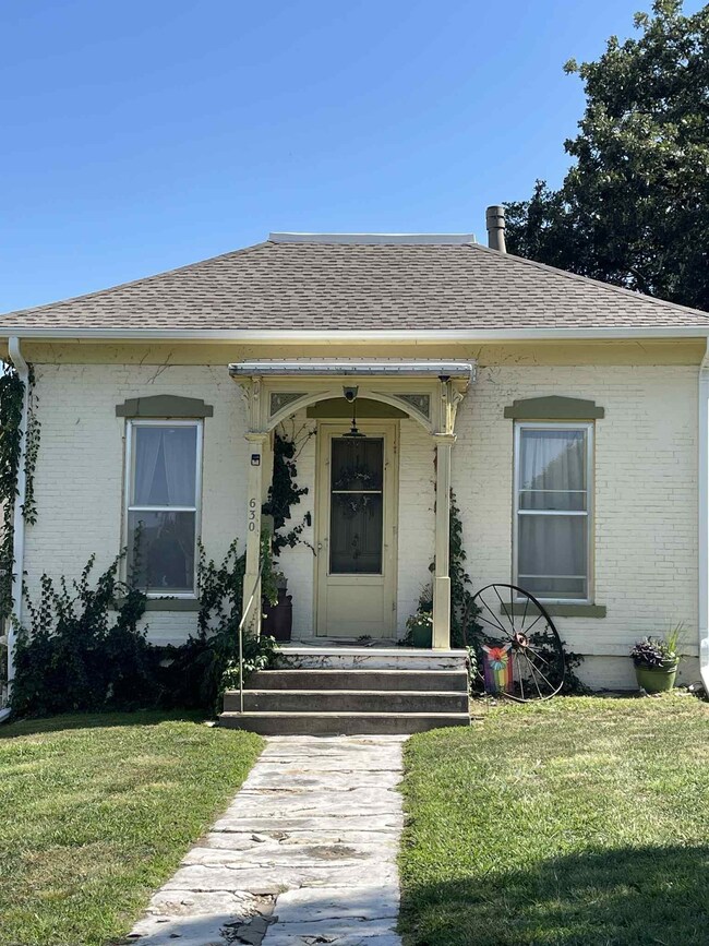 630 W 6th St, Concordia, KS 66901 - photo 2