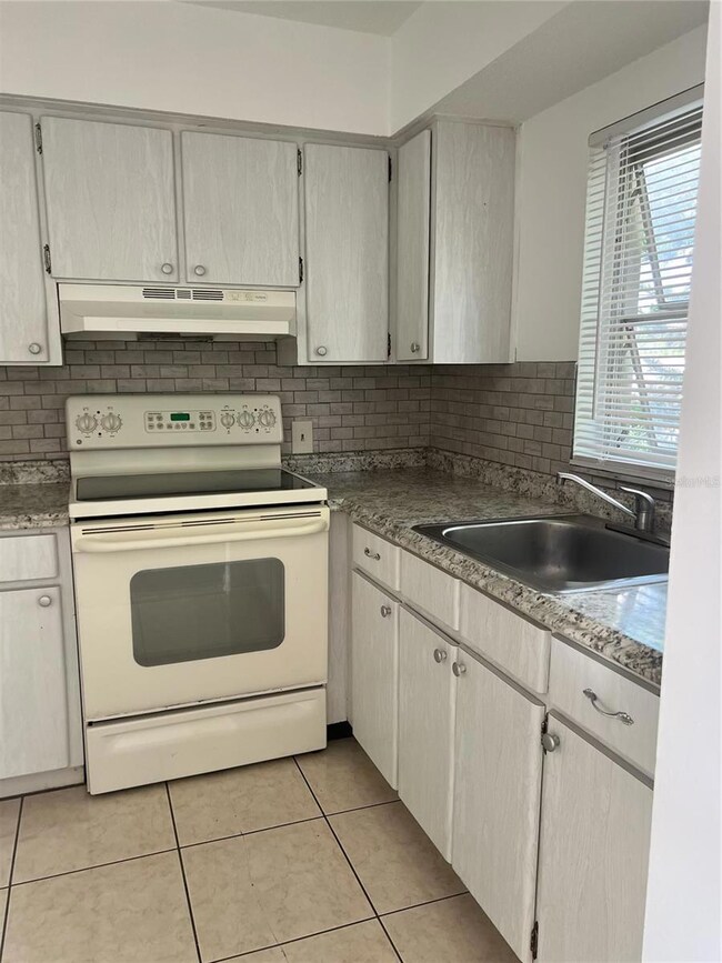 8325 7th Way N unit 10, St. Petersburg, FL 33702 - photo 5