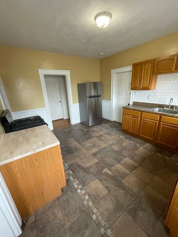 126 Vernon St unit 2, Worcester, MA 01610 - photo 3