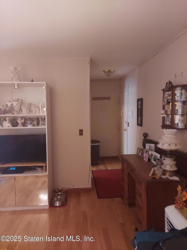 Armstrong Gardens unit D2, Staten Island, NY 10308 - photo 2
