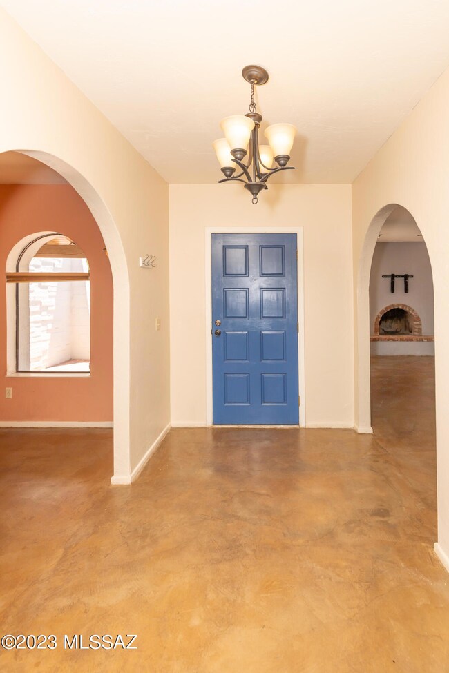 2785_N_Placita_Copan Foyer-10