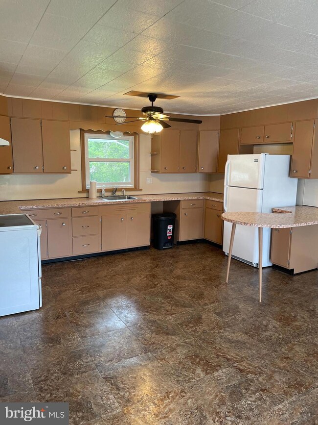 1201 Pottsville Pike unit A, Shoemakersville, PA 19555 - photo 4