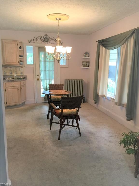 dining  area off kitchen
