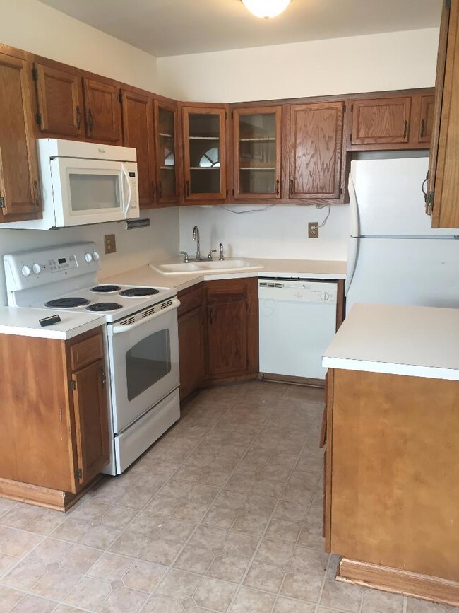 1814 E Cooke Rd, Columbus, OH 43224 - photo 5