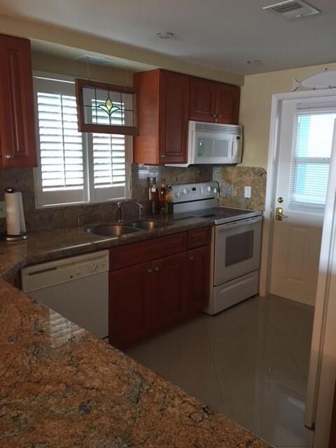 KITCHEN W/GRANITE COUNTERTOPS