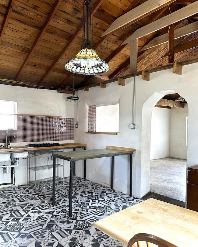 Kitchen & Dining