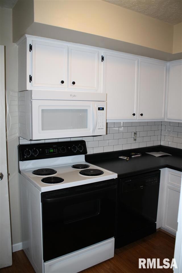 2530 E 50th St, Davenport, IA 52807 - photo 3