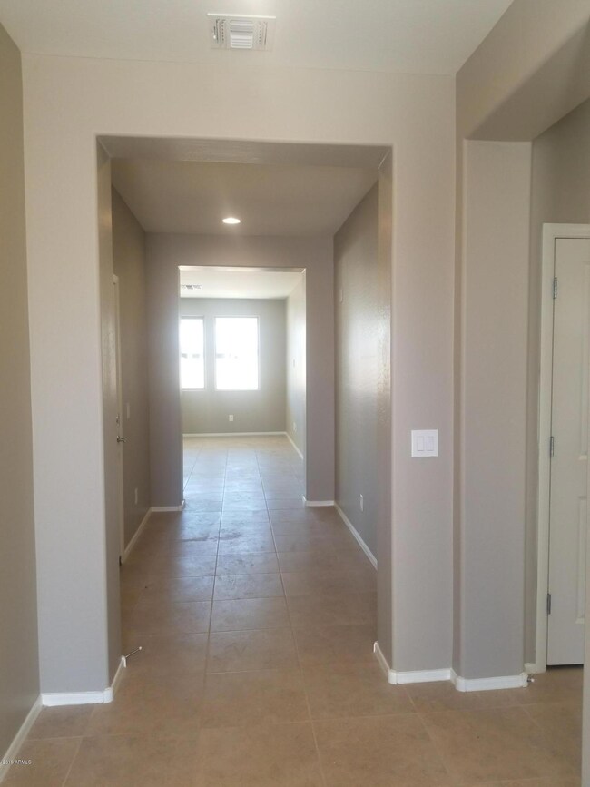 Spacious Entry #976