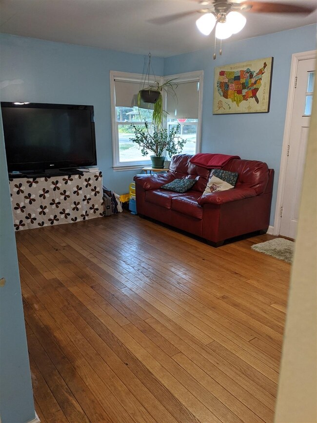 1005 E 10th St S, Newton, IA 50208 - photo 4