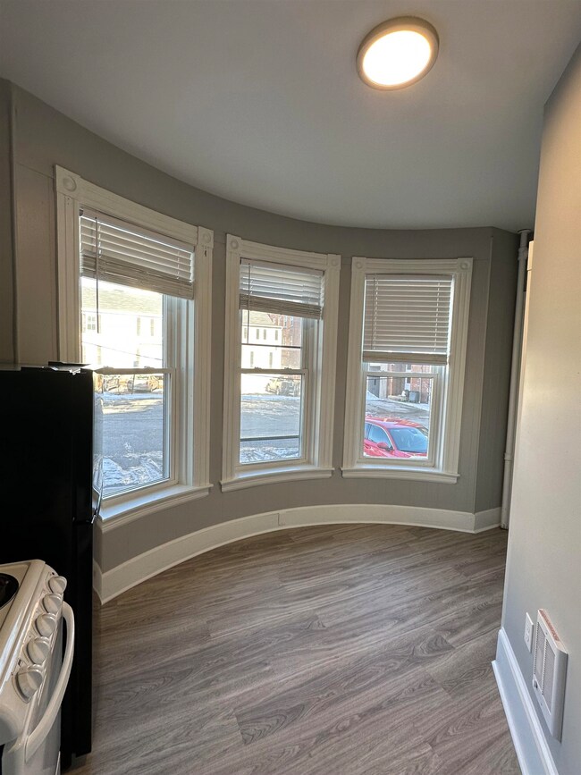 Kitchen / Dining Area