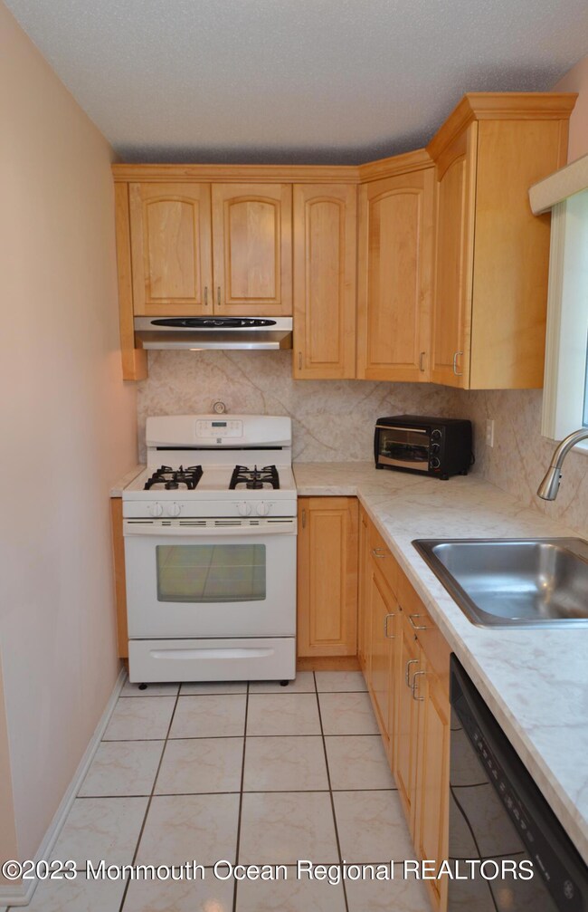 12 Linton Close unit 1000, Freehold, NJ 07728 - photo 6