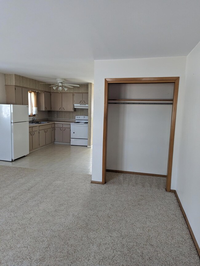 376 4th St E unit 2, Halstad, MN 56548 - photo 4