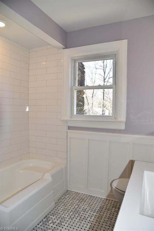 Main level bath - tub.